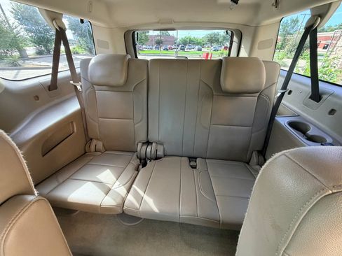 Used 2018 Chevrolet Suburban LT w/ LT Signature Package RWD image 12