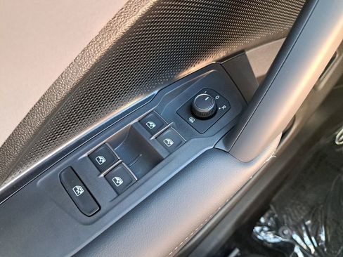 New 2025 Volkswagen Tiguan SE FWD image 33