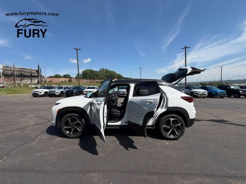Used 2021 Chevrolet TrailBlazer RS w/ Sun and Liftgate Package AWD/4WD image 38