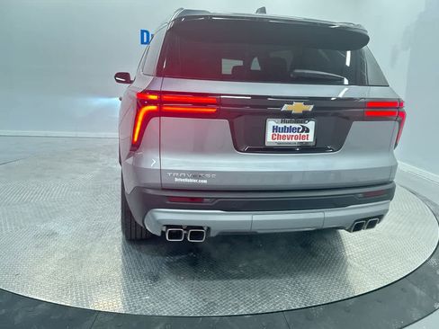 Used 2025 Chevrolet Traverse LT image 7