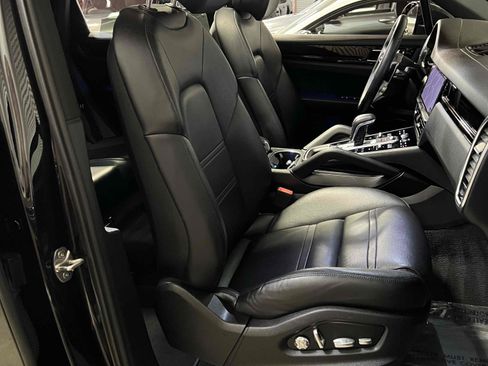 Used 2019 Porsche Cayenne w/ Premium Package AWD/4WD image 34