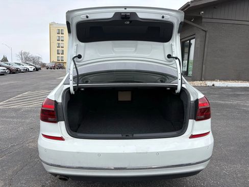 Used 2017 Volkswagen Passat 1.8T SEL Premium image 10