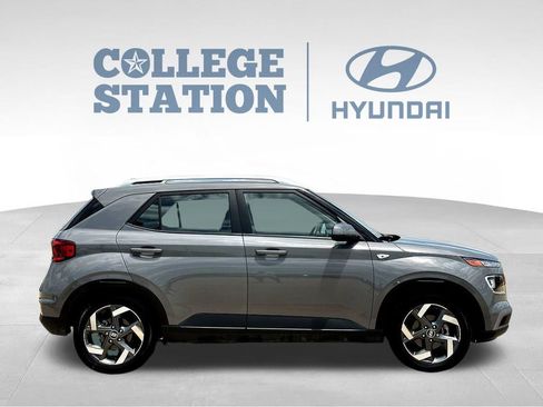 Used 2022 Hyundai Venue SEL FWD image 11