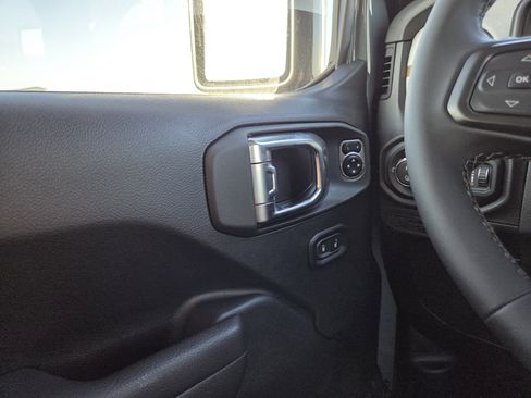 Used 2025 Jeep Gladiator Sport AWD/4WD image 35