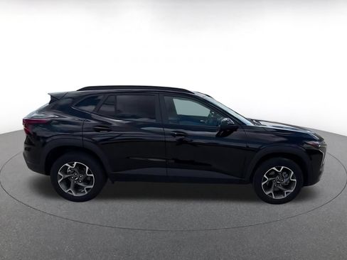 Used 2025 Chevrolet Trax LT w/ LT Convenience Package FWD image 16