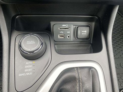 Used 2018 Jeep Cherokee Latitude Plus w/ Comfort/Convenience Group image 28