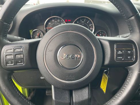 Used 2016 Jeep Wrangler Rubicon w/ Power Convenience Group image 13