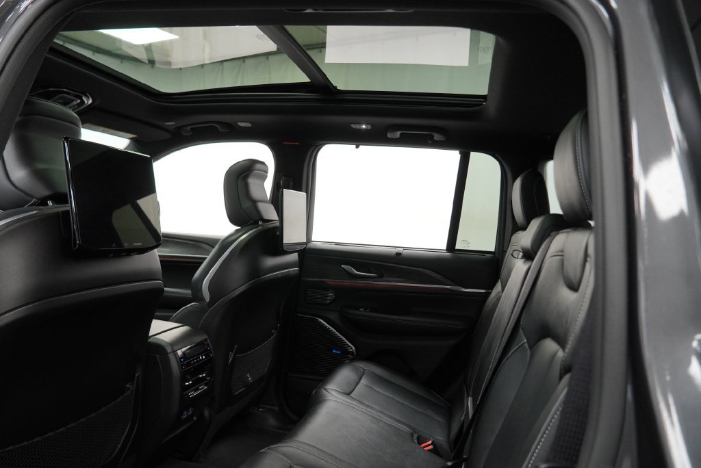 Used 2023 Jeep Grand Cherokee Overland w/ Advanced Protech Group III AWD/4WD image 4