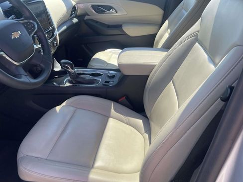 Used 2022 Chevrolet Traverse LT w/ LT Premium Package FWD image 12