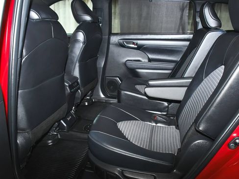 Used 2024 Toyota Highlander XSE AWD/4WD image 47
