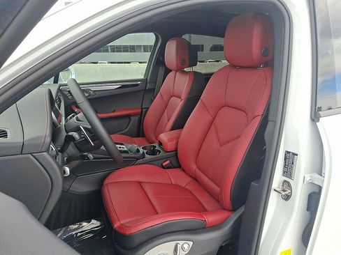 Used 2025 Porsche Macan image 5