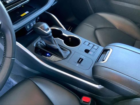 Used 2024 Toyota Highlander XLE image 17