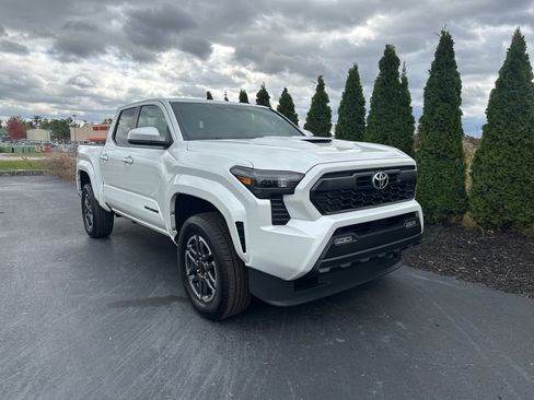 Used 2024 Toyota Tacoma TRD Sport image 2
