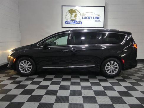 Used 2018 Chrysler Pacifica Touring-L Plus FWD image 7