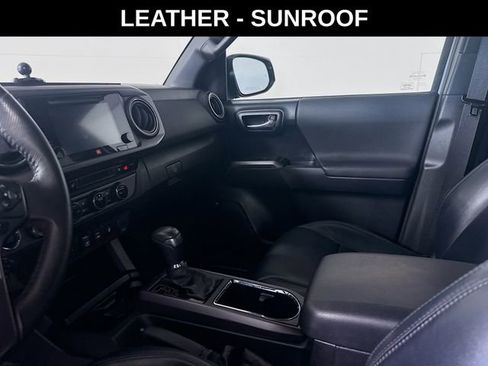 Used 2018 Toyota Tacoma TRD Sport AWD/4WD image 11