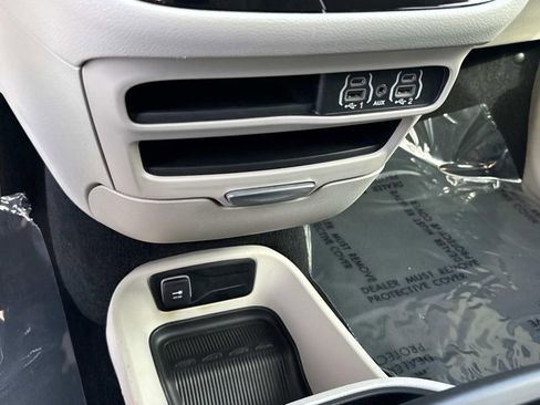 Used 2023 Chrysler Pacifica Touring-L image 28