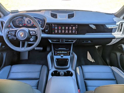 Certified 2025 Porsche Cayenne AWD/4WD image 18