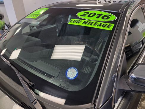 Used 2016 Ford Taurus Limited w/ Equipment Group 301A image 5