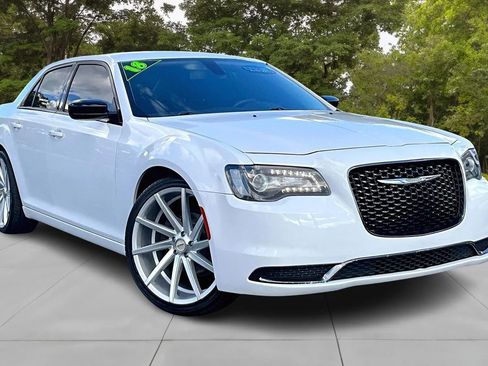 Used 2018 Chrysler 300 Touring w/ Sport Appearance Package image 11