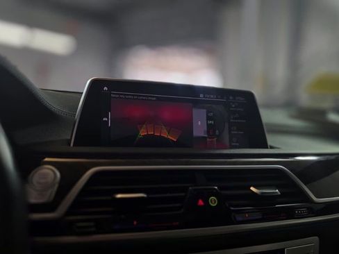 Used 2021 BMW 750i xDrive w/ Luxury Rear Seating Package image 21