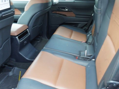 Used 2024 Lexus GX 550 w/ Accessory Package (Z1) AWD/4WD image 13