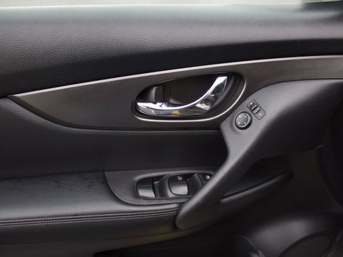 Used 2016 Nissan Rogue SV image 9