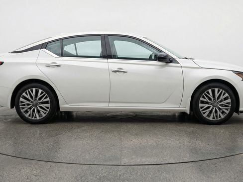 Used 2025 Nissan Altima 2.5 SV image 11