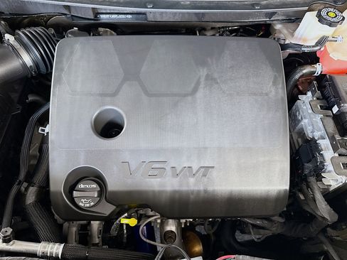 Used 2023 Chevrolet Traverse LS FWD image 39