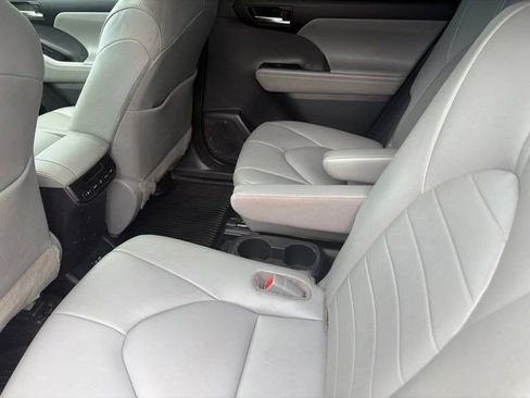 Used 2020 Toyota Highlander XLE AWD/4WD image 33