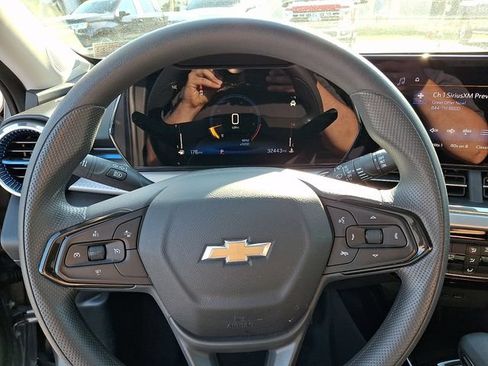 Used 2025 Chevrolet Trax LT FWD image 19