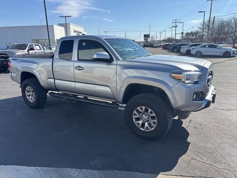 Used 2017 Toyota Tacoma SR5 w/ SR5 Appearance Package (SM) image 4