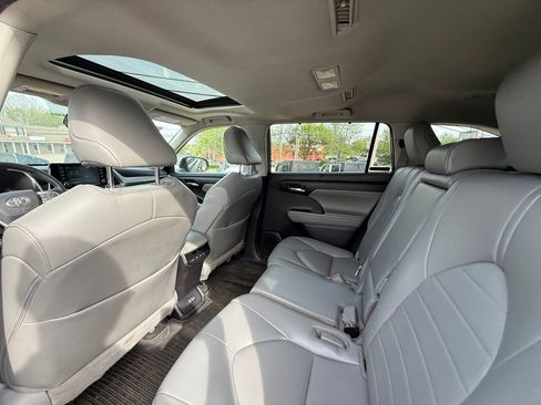 Used 2022 Toyota Highlander XLE AWD/4WD image 24