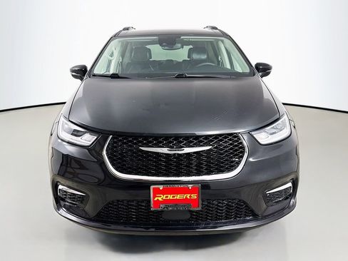 Used 2022 Chrysler Pacifica Touring-L image 2