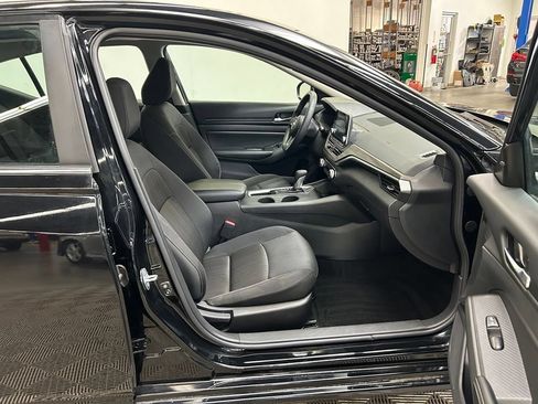 Used 2025 Nissan Altima 2.5 SV FWD image 11