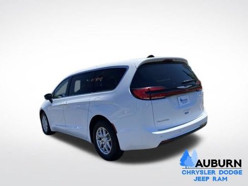 Used 2024 Chrysler Pacifica Touring-L FWD image 5