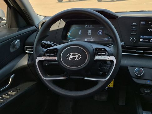 Used 2025 Hyundai Elantra SE FWD image 8