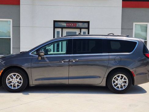 Used 2022 Chrysler Pacifica Touring-L FWD image 3