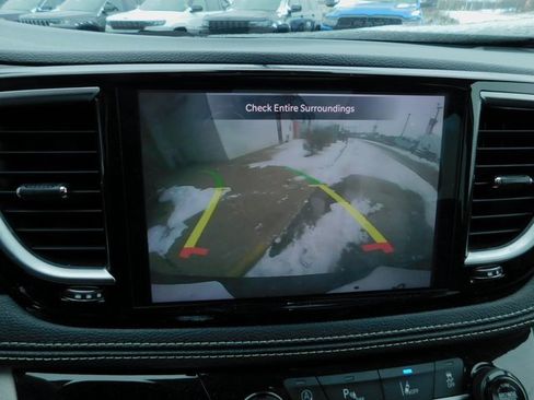 Used 2024 Chrysler Pacifica Limited image 35