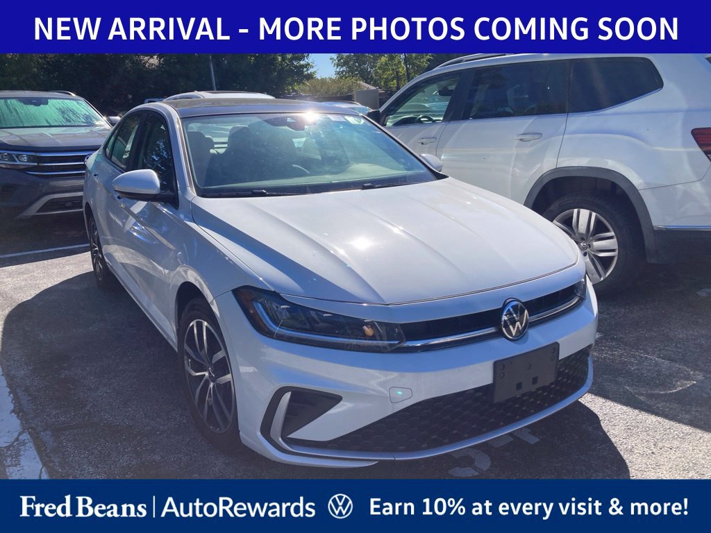 Used 2025 Volkswagen Jetta SE w/ Sunroof Package FWD image 1