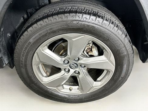 Used 2019 Toyota RAV4 Limited image 11