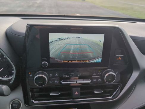 Used 2024 Toyota Highlander XLE FWD image 16