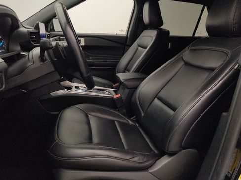 Used 2020 Ford Explorer XLT w/ Equipment Group 202A AWD/4WD image 17