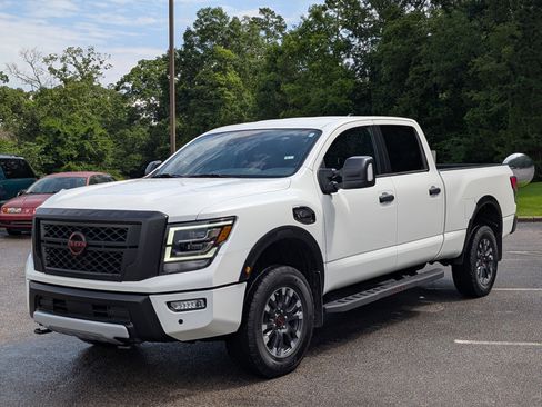 Used 2024 Nissan Titan PRO-4X AWD/4WD image 5
