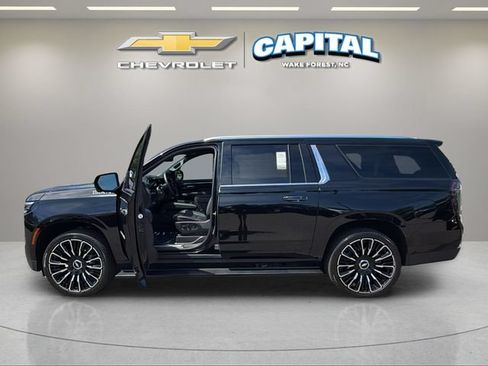 Used 2025 Chevrolet Suburban High Country AWD/4WD image 3