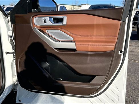 Used 2022 Ford Explorer King Ranch w/ Premium Technology Package image 19