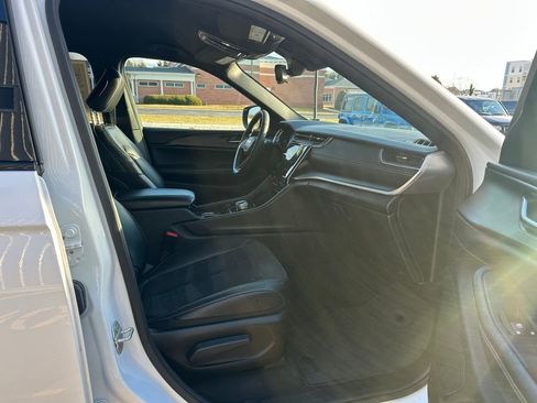 Used 2024 Jeep Grand Cherokee Altitude image 18