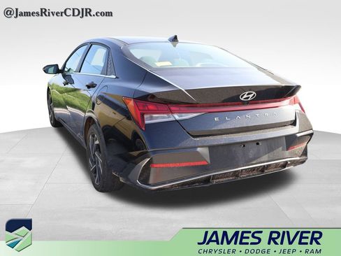 Used 2025 Hyundai Elantra SEL FWD image 19