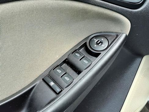 Used 2014 Ford Focus SE FWD image 19
