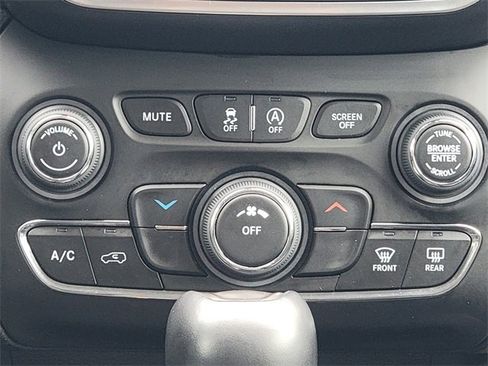 Certified 2022 Jeep Cherokee Latitude w/ Sun & Sound Group image 29