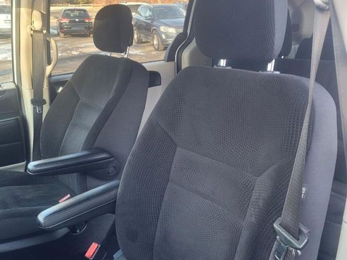 Used 2018 Dodge Grand Caravan SE w/ UConnect Hands-Free Group image 12